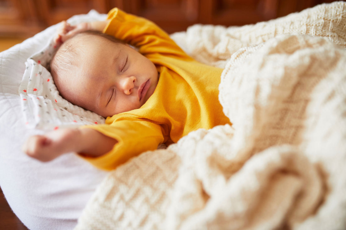 Baby schläft in Decken gehüllt